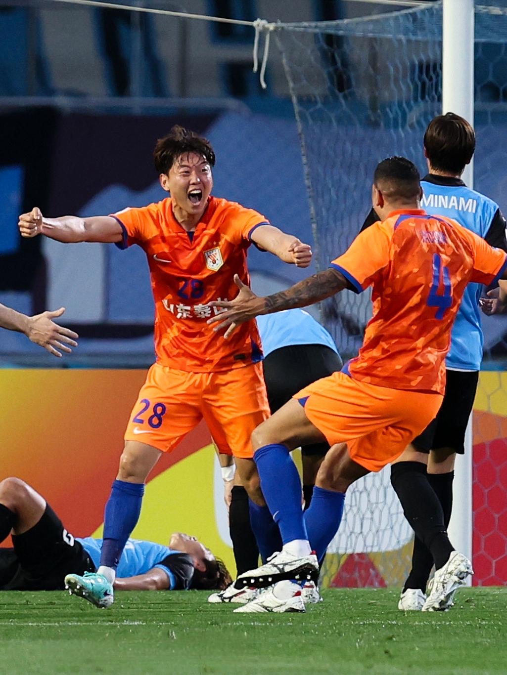 球队防守强劲，逼迫对手失误取得胜利