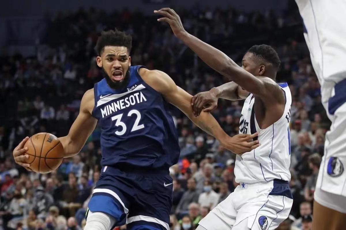 独行侠队在比赛中压倒性取胜，晋级到了总决赛