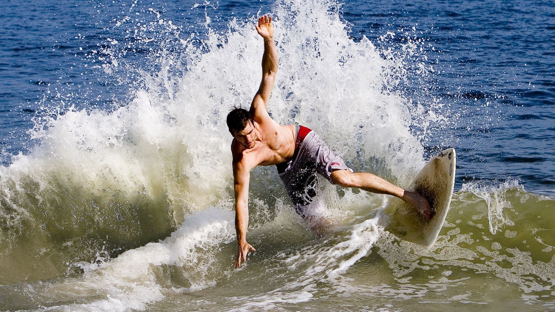 IM体育官网入口-跨界之夜，F1年度争冠的轰鸣与约基奇惊艳四座的弧线